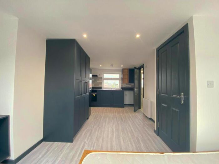 1 Bedroom Studio To Rent In Cromwell Road, Hounslow, TW3