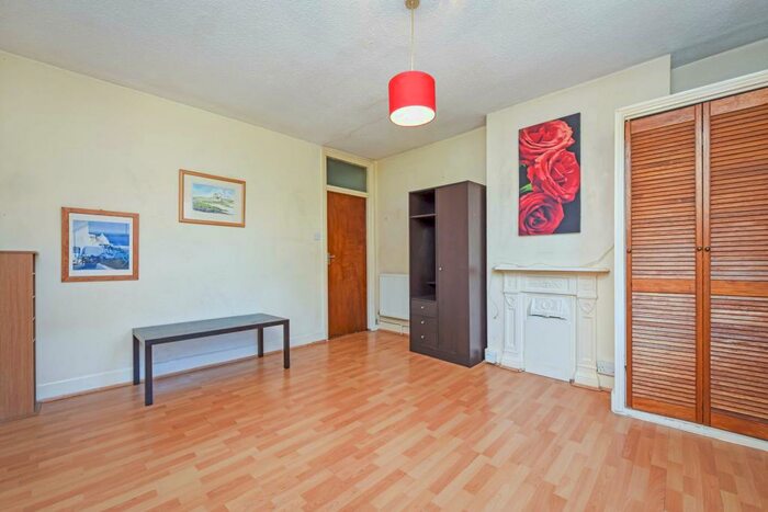 Flat To Rent In Calais Street, London, SE5