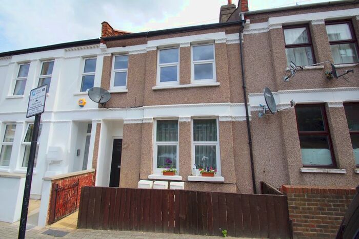 2 Bedroom Flat To Rent In Coverton Road, Tooting, SW17