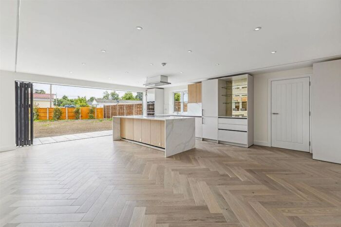 5 Bedroom Detached House To Rent In North Street, Winkfield, SL4