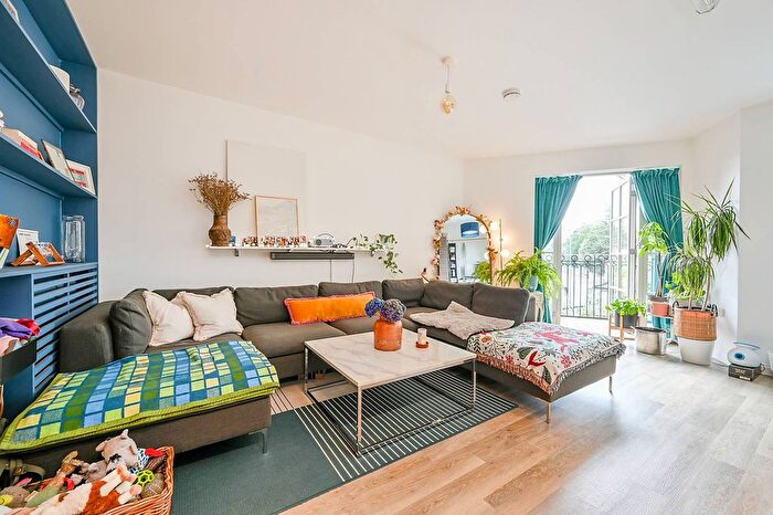 1 Bedroom Flat To Rent In Palladian Gardens, Chiswick, London, W4