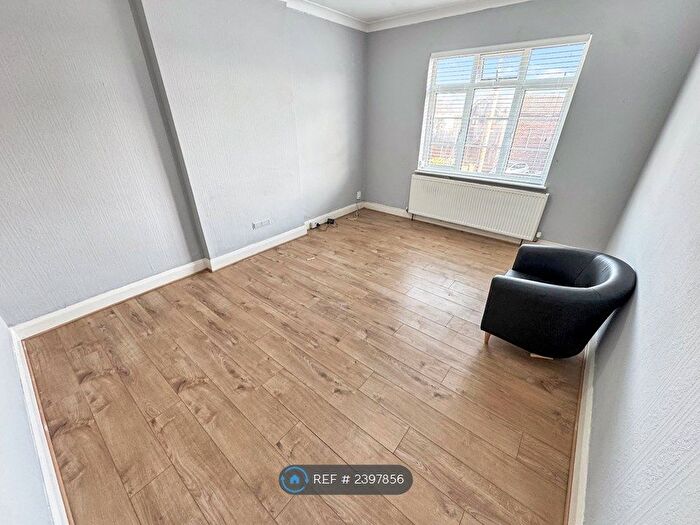 3 Bedroom Flat To Rent In Murray Avenue, Hounslow, TW3