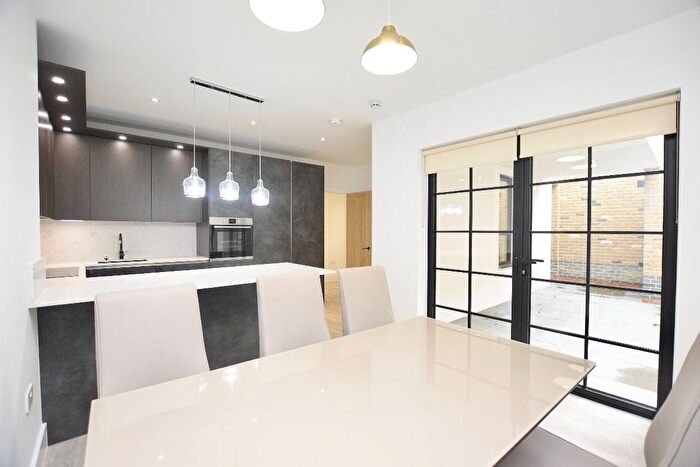3 Bedroom Flat To Rent In Hampton Road, London, E7