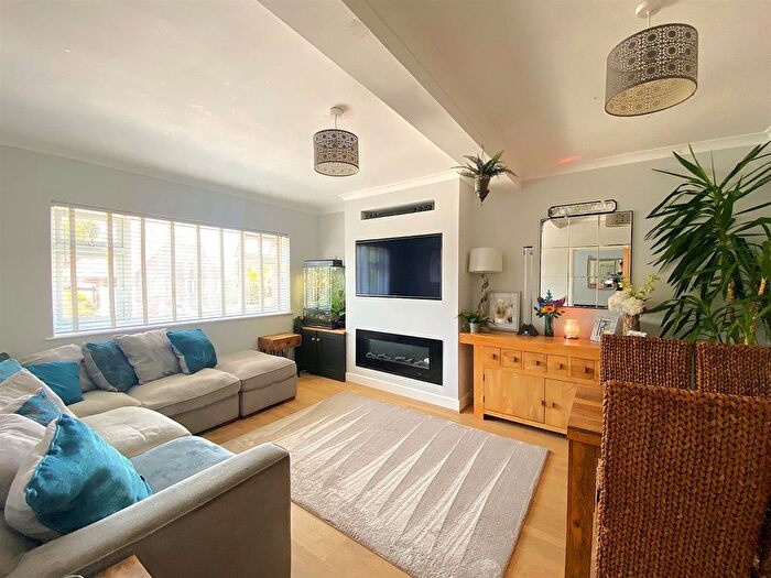 3 Bedroom Flat For Sale In Windmill Drive, Bexhill-On-Sea, TN39