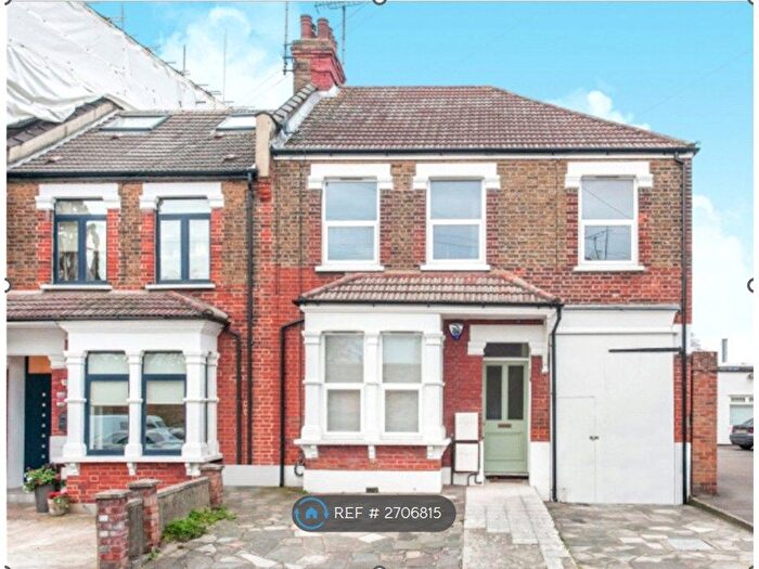 Studio To Rent In Beaconsfield Road, London, N11