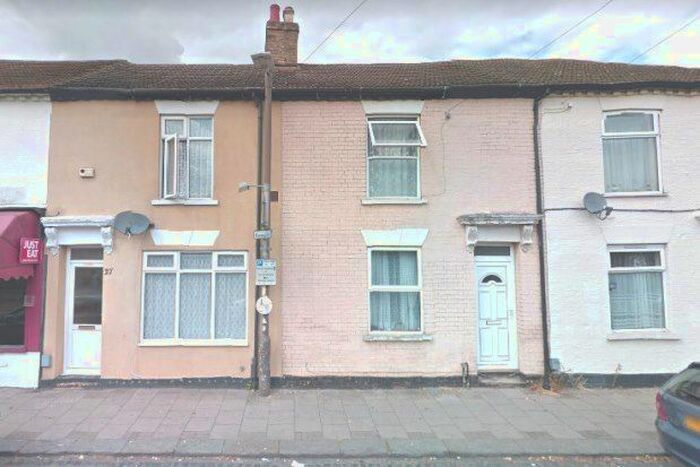 2 Bedroom Property To Rent In Commercial Road, Bedford, MK40