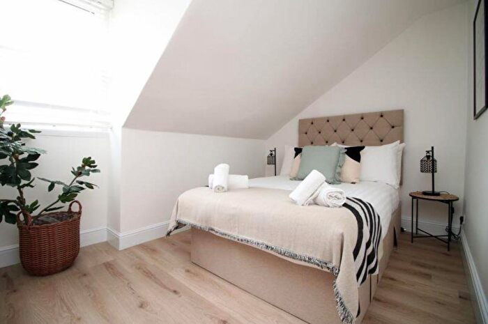3 Bedroom Flat To Rent In Park Street, Mayfair, W1K