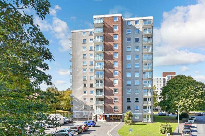 2 Bedroom Flat For Sale In Basinghall Gardens, Sutton, Surrey, SM2