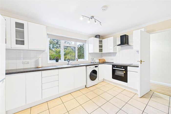 3 Bedroom Maisonette To Rent In Yorktown Road, Sandhurst, Berkshire, GU47
