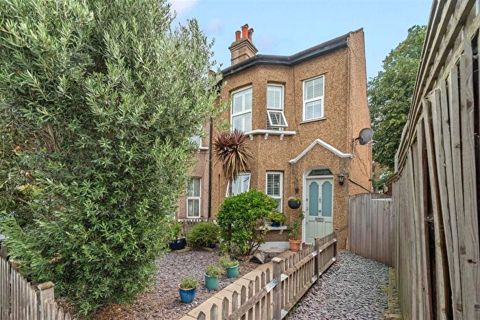 3 Bedroom End Of Terrace House For Sale In Dagnall Park, London, SE25