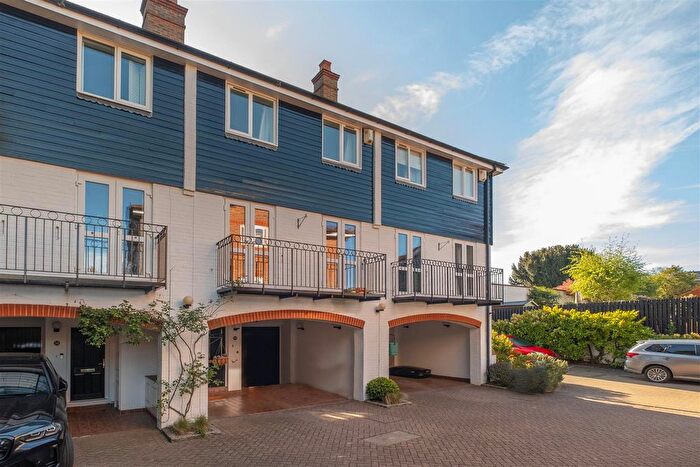 3 Bedroom Town House For Sale In Harvest Lane, Thames Ditton, KT7
