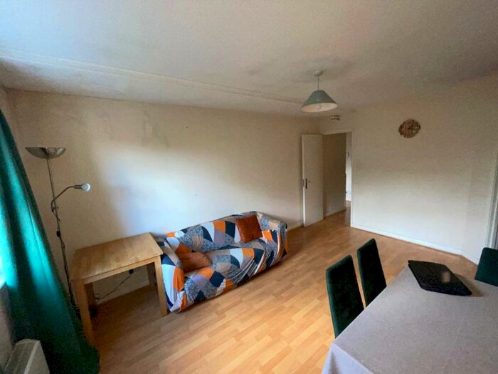 2 Bedroom Apartment To Rent In Hathersage Road, Manchester, M13