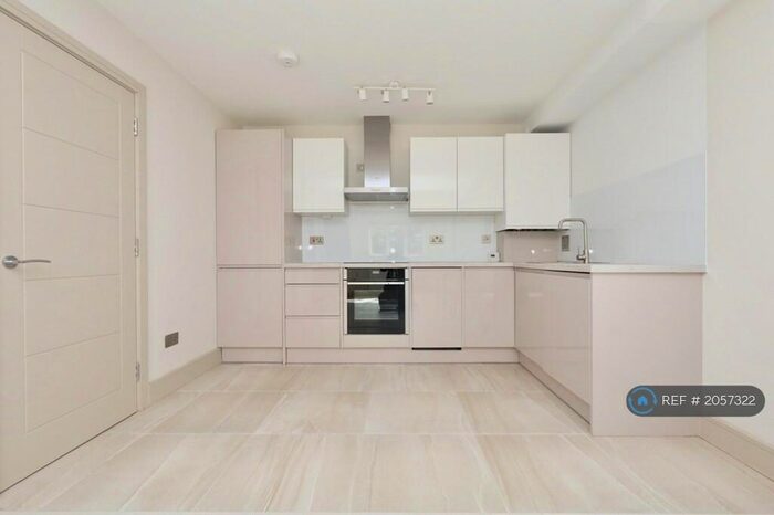 1 Bedroom Flat To Rent In Hillcrest Gardens, Esher, KT10
