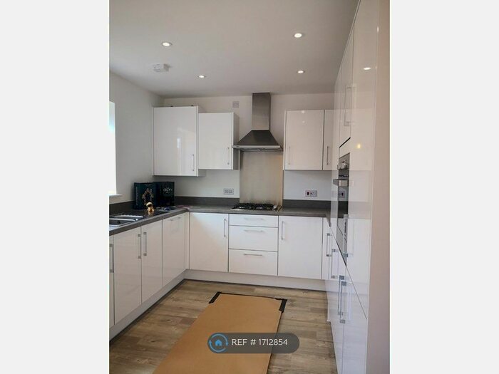 3 Bedroom End Of Terrace House To Rent In Bath Crescent, Bicester, OX26