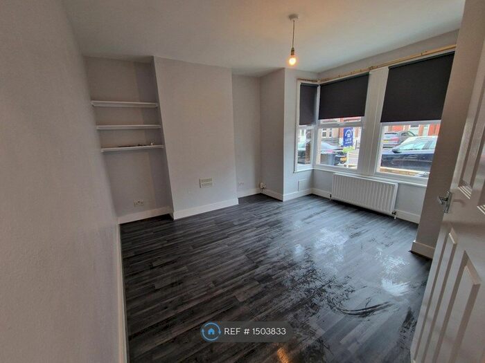 2 Bedroom Flat To Rent In Peel Road, London, E18