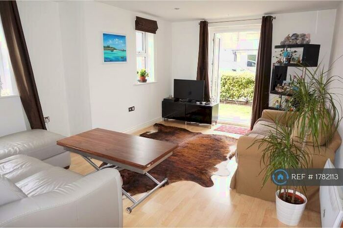 2 Bedroom Flat To Rent In Cirrus Drive, Reading, RG2