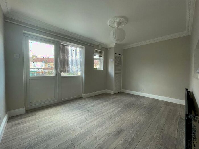 1 Bedroom Apartment To Rent In Northbrook Road, Ilford, IG1