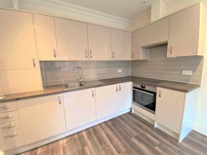 2 Bedroom Flat To Rent In Station Road, Upminster, RM14