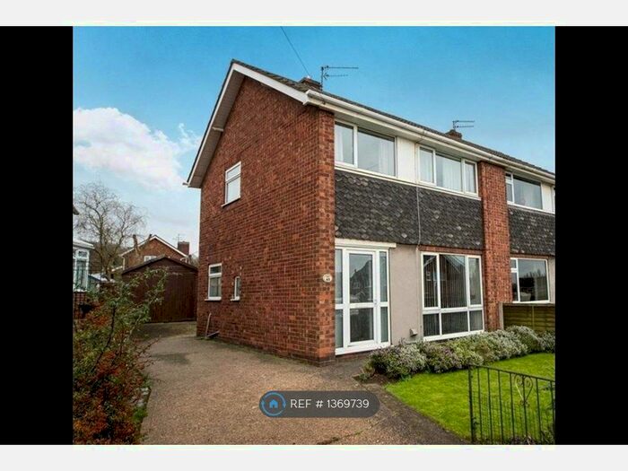 3 Bedroom Semi-Detached House To Rent In Sherburn Crescent, Scunthorpe, DN15