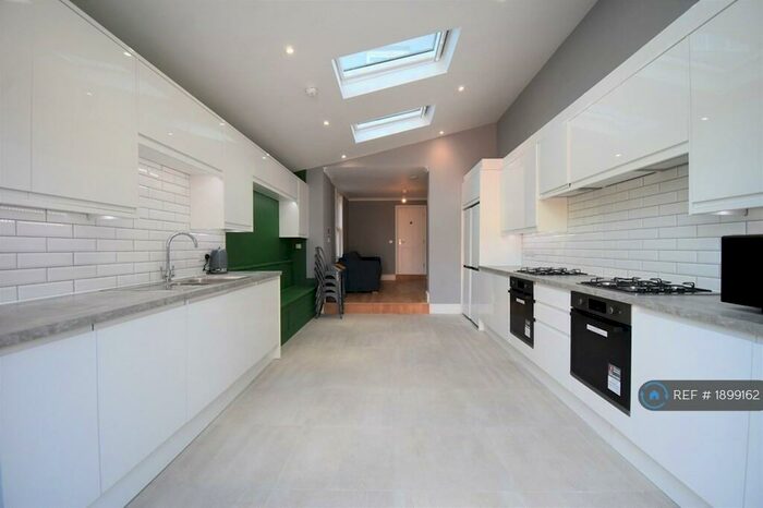 6 Bedroom Semi-Detached House To Rent In Addington Road, Reading, RG1