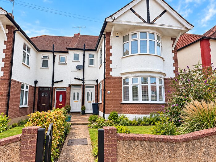 3 Bedroom Flat For Sale In Ashurst Drive, Ilford, IG6