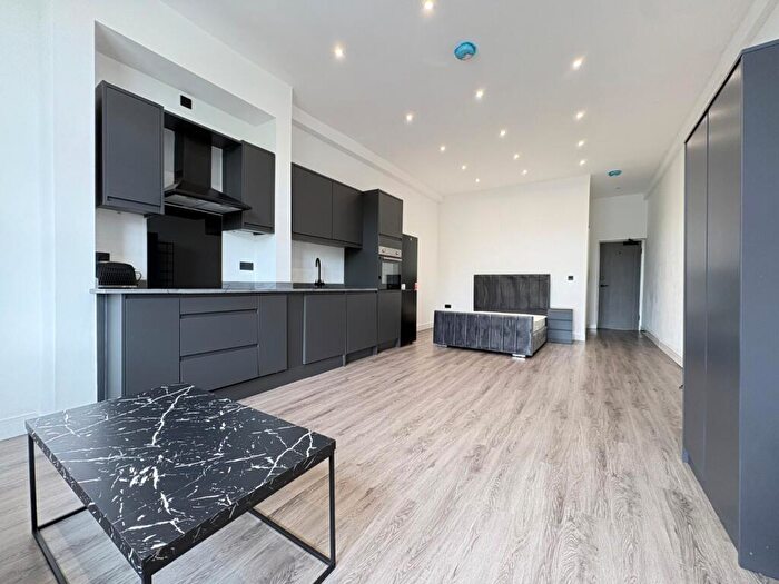 Flat To Rent In Kirkstall Road, Burley, Leeds, LS4