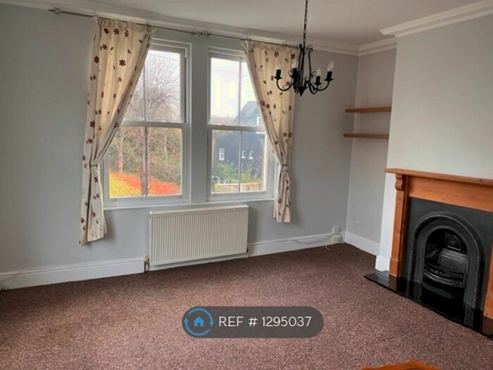 2 Bedroom Maisonette To Rent In Albany Terrace, Chatham ME4