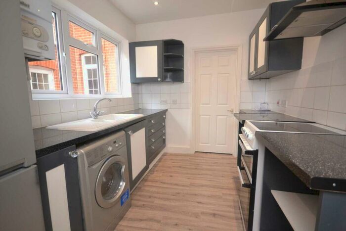 6 Bedroom Terraced House To Rent In Swainstone Road, Reading, RG2