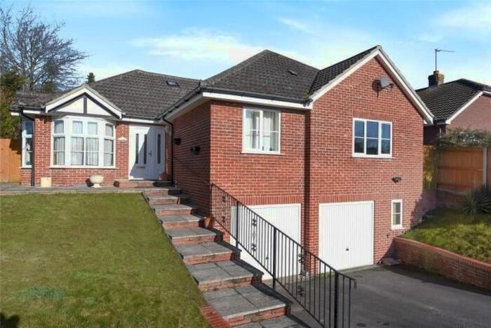 4 Bedroom Detached House To Rent In Fairway Avenue, Tilehurst, RG30