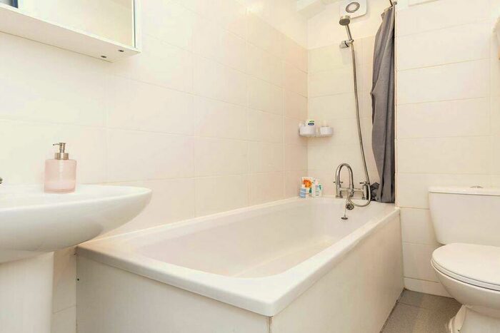 1 Bedroom Flat To Rent In Hampden Road, Turnpike Lane, N8