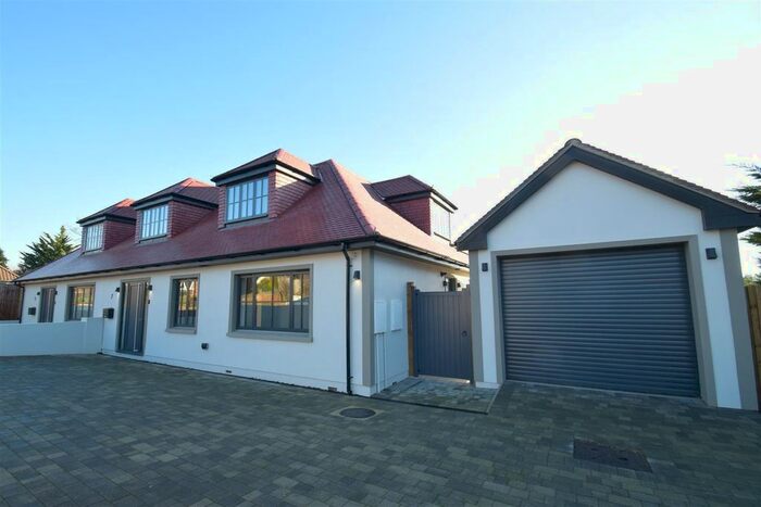 4 Bedroom Semi-Detached Bungalow To Rent In The Circuits, Pinner HA5