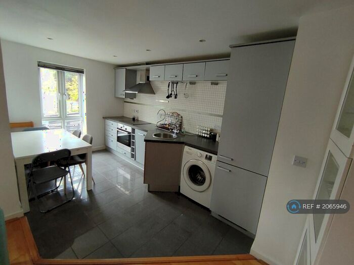 2 Bedroom Flat To Rent In Wells Way, London, SE5