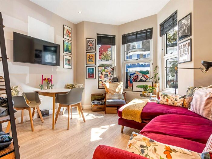 2 Bedroom Apartment To Rent In Hampden Road, London, N8