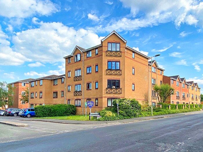 2 Bedroom Flat For Sale In Ascot Court, Aldershot, Hampshire, GU11