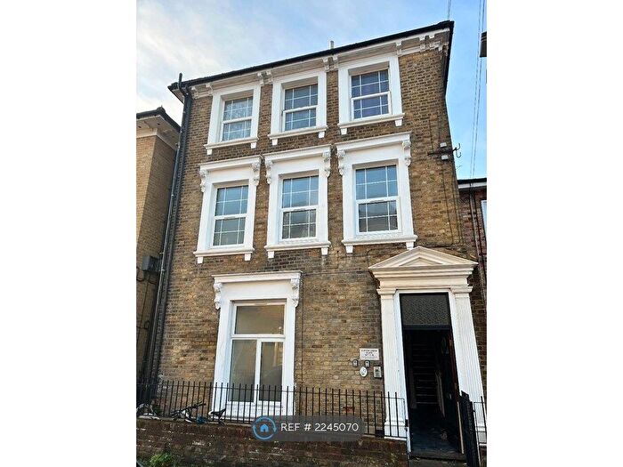 1 Bedroom Flat To Rent In Clifton Lodge, Slough, SL1