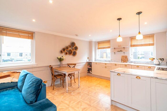 2 Bedroom Flat For Sale In / Ettrickdale Place, Stockbridge, Edinburgh, EH3