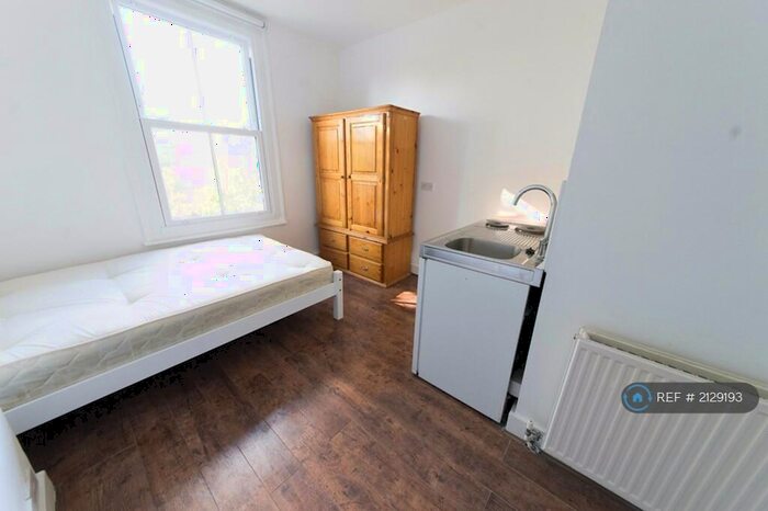 Studio To Rent In Bonner Road, London, E2