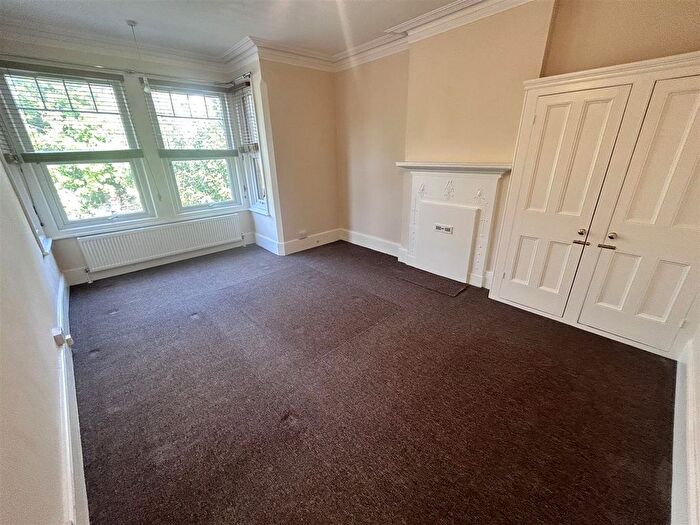3 Bedroom Flat To Rent In Mountfield Road, London, N3