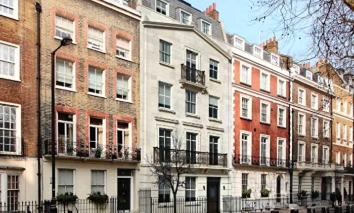 3 Bedroom Flat To Rent In Upper Brook Street, Mayfair, W1K