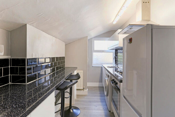 Flat To Rent In Forthbridge Road, SW11