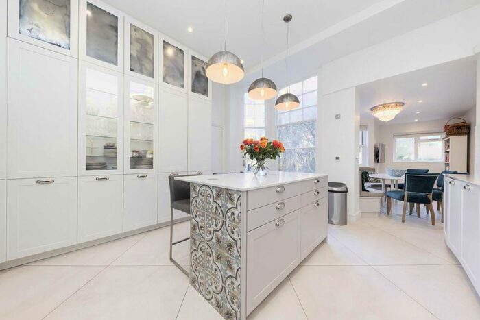 3 Bedroom Flat To Rent In Randolph Avenue, London, W9