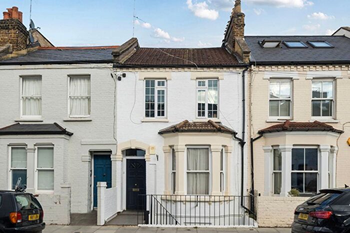 3 Bedroom Flat To Rent In Dymock Street, Sands End, London, SW6