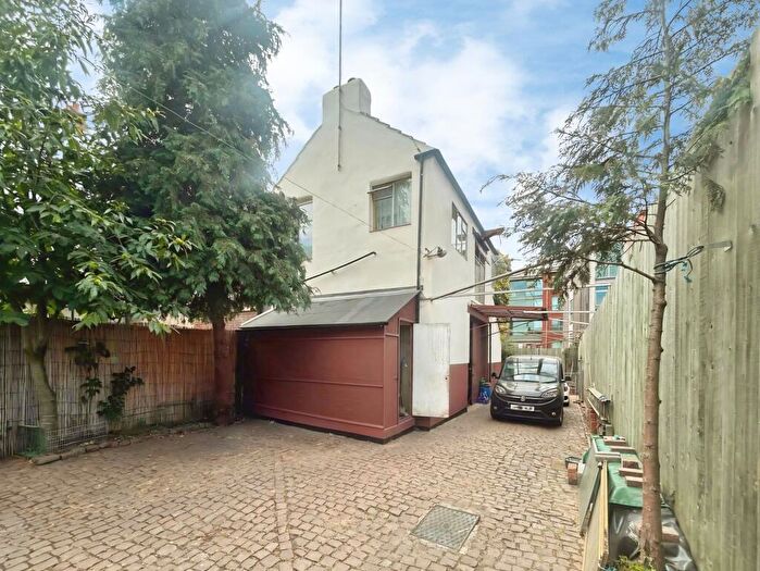 1 Bedroom Detached House For Sale In Raleigh Street, Nottingham, Nottinghamshire, NG7