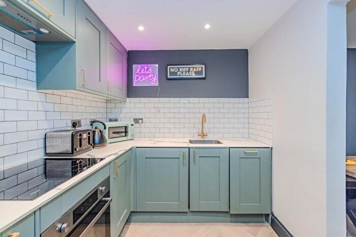 3 Bedroom Apartment To Rent In Western Road, Brighton, BN1