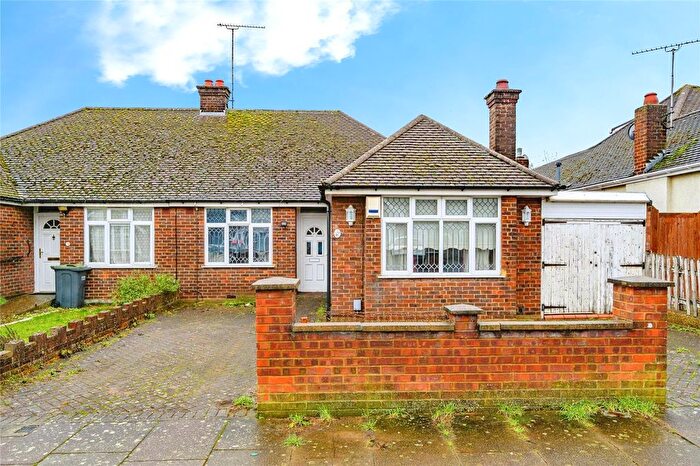 2 Bedroom Bungalow For Sale In Faringdon Road, Luton, Bedfordshire, LU4