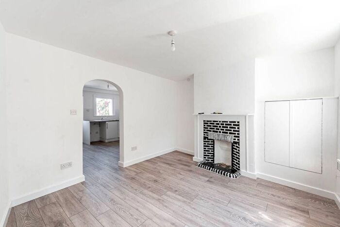 3 Bedroom Cottage To Rent In High Road, Bushey, WD23