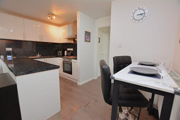 1 Bedroom Flat For Sale In Brangwyn Crescent, Colliers Wood, London, SW19