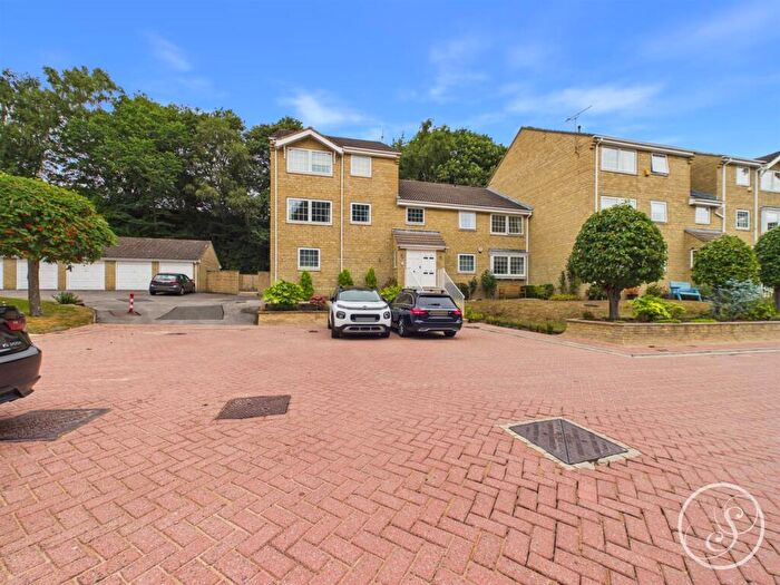 2 Bedroom Flat For Sale In The Court, Leeds, LS17
