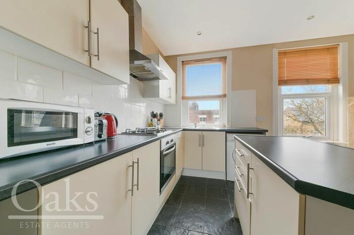 3 Bedroom Flat To Rent In Angles Road, London, SW16