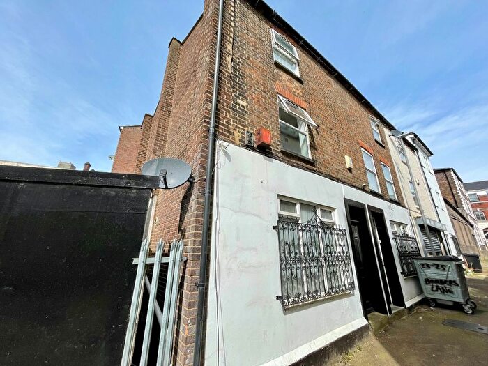 8 Bedroom End Terrace House For Sale In Barbers Lane, Luton, Bedfordshire, LU1